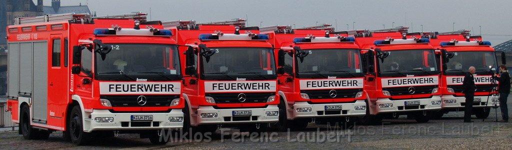 Neue LF`s fuer Koeln Uebergabe in Koeln Deutz an den Wachen  P051.JPG